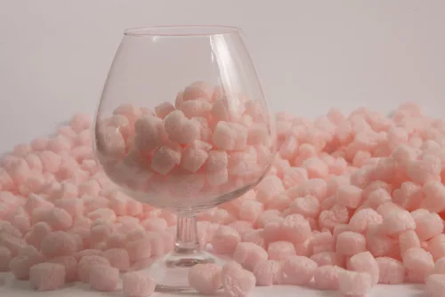 GreenFill biológiailag lebomló szív alakú térkitöltő hab, rózsaszín, 500 liter/zsák 