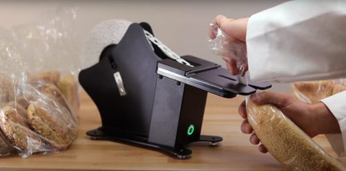 Kwik Fresh 093C – Félautomata tasakzáró- és címkézőgép